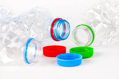 Beyaz arka planda izole edilmiş plastik su şişesi. Renkli kapaklı kıvrımlı su plastik şişeleri.