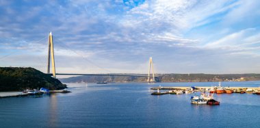 Yavuz Sultan Selim Köprüsü, İstanbul, Türkiye. İstanbul Boğazı 'nın mavi gökyüzüyle üçüncü köprüsü. İHA atışı.