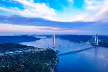 Yavuz Sultan Selim Köprüsü, İstanbul, Türkiye. İstanbul Boğazı 'nın mavi gökyüzüyle üçüncü köprüsü. İHA atışı