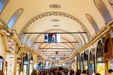 İstanbul, Türkiye - 30 Kasım 2024: İstanbul, Türkiye 'deki Grand Bazaar. (Türkçe: Kapalicarsi). Dünyanın en büyük ve en eski kapalı pazarı..