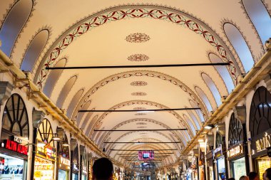 İstanbul, Türkiye - 30 Kasım 2024: İstanbul, Türkiye 'deki Grand Bazaar. (Türkçe: Kapalicarsi). Dünyanın en büyük ve en eski kapalı pazarı..