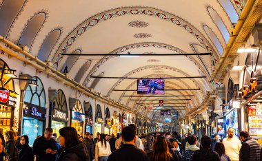 İstanbul, Türkiye - 30 Kasım 2024: İstanbul, Türkiye 'deki Grand Bazaar. (Türkçe: Kapalicarsi). Dünyanın en büyük ve en eski kapalı pazarı..