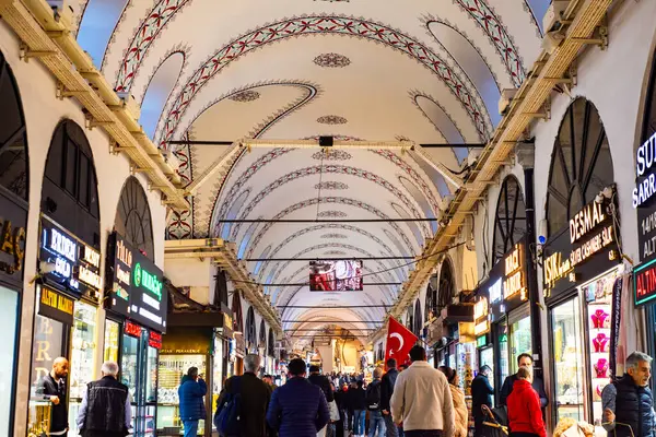 İstanbul, Türkiye - 30 Kasım 2024: İstanbul, Türkiye 'deki Grand Bazaar. (Türkçe: Kapalicarsi). Dünyanın en büyük ve en eski kapalı pazarı..