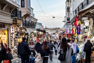 İstanbul, Türkiye - 30 Kasım 2024: Eminonu, İstanbul 'da Mahmutpaşa alışveriş pazarı. Tarihi alışveriş alanı.