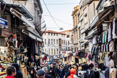 İstanbul, Türkiye - 30 Kasım 2024: Eminonu, İstanbul 'da Mahmutpaşa alışveriş pazarı. Tarihi alışveriş alanı.