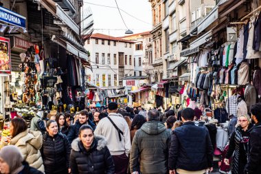 İstanbul, Türkiye - 30 Kasım 2024: Eminonu, İstanbul 'da Mahmutpaşa alışveriş pazarı. Tarihi alışveriş alanı.