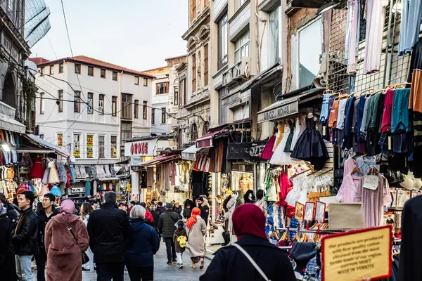 İstanbul, Türkiye - 30 Kasım 2024: Eminonu, İstanbul 'da Mahmutpaşa alışveriş pazarı. Tarihi alışveriş alanı.