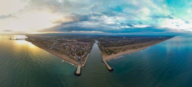 Sakarya 'nın Karasu ilçesi, Türkiye. Karasu 'nun günbatımı manzarası. İnsansız hava aracı ile hava saldırısı.