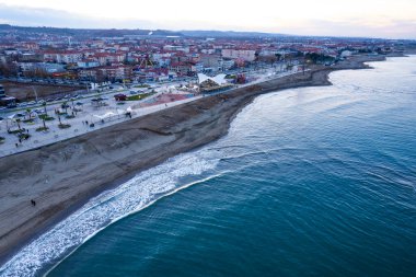 Sakarya 'nın Karasu ilçesi, Türkiye. Karasu 'nun günbatımı manzarası. İnsansız hava aracı ile hava saldırısı.