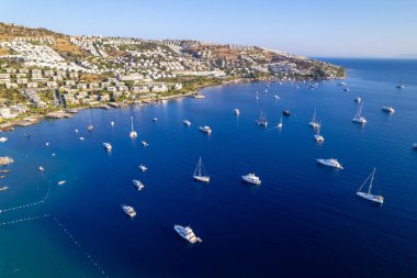 Bodrum 'un Gundogan Körfezi. Mugla, hindi. Gundogan Körfezi 'nin havadan panoramik görüntüsü. İHA atışı.