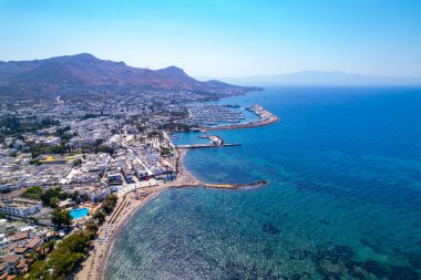 Turgutreis 'in hava manzarası, Bodrum. Mugla, hindi. Turgutreis marinası ve sahil manzaralı. İHA atışı.