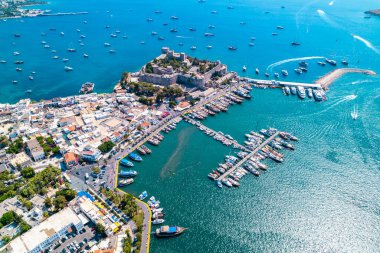 Mugla 'nın Bodrum ilçesi, Türkiye. Bodrum Kalesi 'nin havadan görünüşü. Bodrum merkezi, marina ve kalenin panoramik manzarası. İHA atışı.