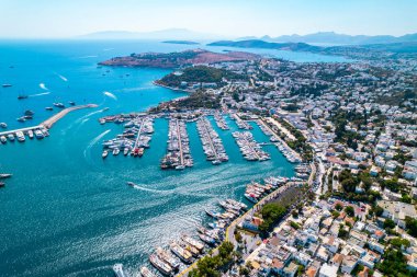 Mugla 'nın Bodrum ilçesi, Türkiye. Bodrum Kalesi 'nin havadan görünüşü. Bodrum merkezi, marina ve kalenin panoramik manzarası. İHA atışı.