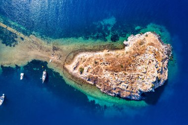 Gumusluk 'un havadan görünüşü, Bodrum. Mugla, hindi. Gumusluk Körfezi (Myndos) panoramik görünümü. İHA atışı.
