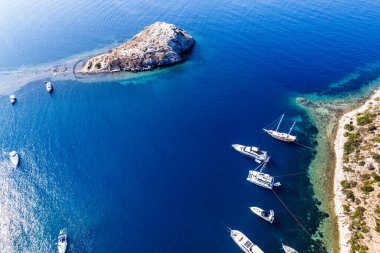 Gumusluk 'un havadan görünüşü, Bodrum. Mugla, hindi. Gumusluk Körfezi (Myndos) panoramik görünümü. İHA atışı.