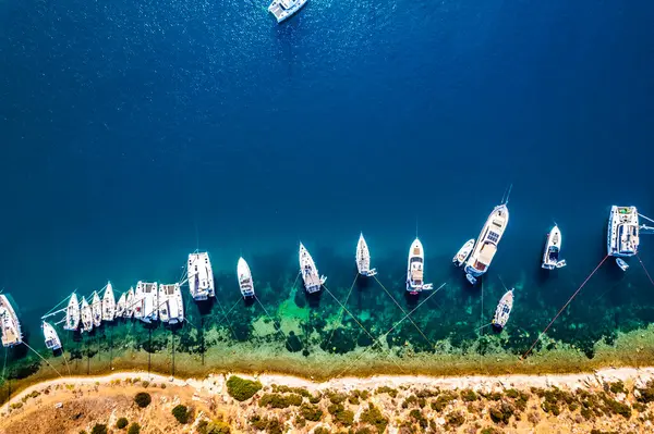 Gumusluk 'un havadan görünüşü, Bodrum. Mugla, hindi. Gumusluk Körfezi (Myndos) panoramik görünümü. İHA atışı.