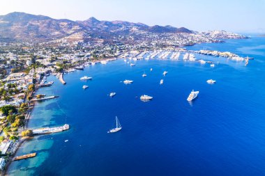 Bodrum 'un Yalikavak Körfezi. Mugla, hindi. Yalikavak marinası ve sahil manzaralı. İHA atışı.