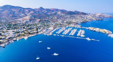 Bodrum 'un Yalikavak Körfezi. Mugla, hindi. Yalikavak marinası ve sahil manzaralı. İHA atışı.