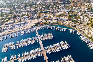Bodrum 'un Yalikavak Körfezi. Mugla, hindi. Yalikavak marinası ve sahil manzaralı. İHA atışı.