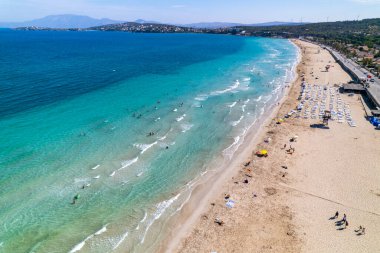 Alacati 'deki Ilica Sahili. Cesme County, İzmir, Türkiye. Cesme 'de güzel bir turkuaz deniz manzarası var. İHA atışı.