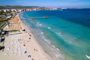 Alacati 'deki Ilica Sahili. Cesme County, İzmir, Türkiye. Cesme 'de güzel bir turkuaz deniz manzarası var. İHA atışı.