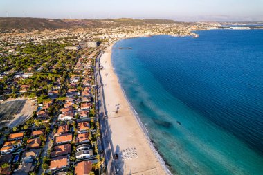 Alacati 'deki Ilica Sahili. Cesme County, İzmir, Türkiye. Cesme 'de güzel bir turkuaz deniz manzarası var. İHA atışı.