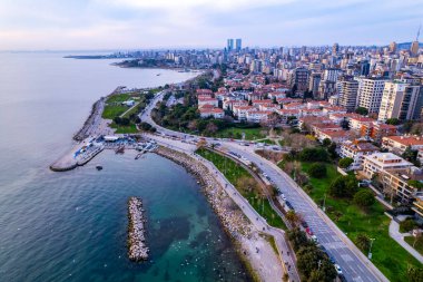 Kadıköy 'ün Suadiye İlçesi. İstanbul, Türkiye. İnsansız hava aracıyla güzel bir hava manzarası.