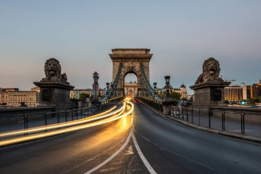 BUDAPEST, HUNGARY - 25 Temmuz 2017: Budapeşte 'deki Zincir Köprüsü (Szechenyi Lanchid). Budapeşte, Macaristan.