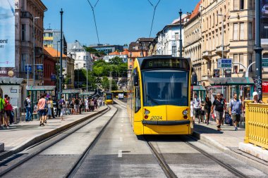 BUDAPEST, HUNGARY - 25 Temmuz 2017: Budapeşte, Macaristan 'da Nostaljik Tarihi Sarı Tramvay.