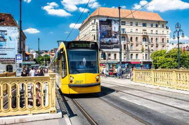 BUDAPEST, HUNGARY - 25 Temmuz 2017: Budapeşte, Macaristan 'da Nostaljik Tarihi Sarı Tramvay.