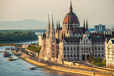 BUDAPEST, HUNGARY - 18 Temmuz 2017: Macar Parlamento Binası. Budapeşte, Macaristan.