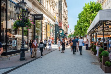 BUDAPEST, HUNGARY - 21 Temmuz 2017: Macaristan 'ın Budapeşte kentindeki ana alışveriş caddesi olan Vaci Caddesi' nde (Vaci Utca) turistler ve ziyaretçiler.