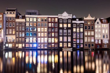 AMSTERDAM, NETHERLANDS - 25 Eylül 2017 Amsterdam Şehir Merkezi. Köprüsü olan Amsterdam Kanalları ve tipik Hollanda Evleri 'nin güzel manzarası. Amsterdam, Hollanda. 