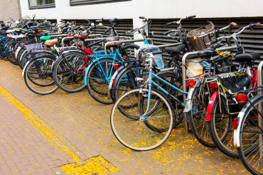 AMSTERDAM, NETHERLANDS - 24 Eylül 2017: Amsterdam 'da bisiklet parkı. Amsterdam, Hollanda