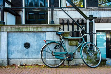 AMSTERDAM, NETHERLANDS - 25 Eylül 2017 Amsterdam Şehir Merkezi. Köprüsü olan Amsterdam Kanalları ve tipik Hollanda Evleri 'nin güzel manzarası. Amsterdam, Hollanda. 