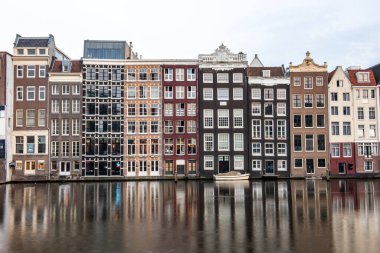 AMSTERDAM, NETHERLANDS - 25 Eylül 2017 Amsterdam Şehir Merkezi. Köprüsü olan Amsterdam Kanalları ve tipik Hollanda Evleri 'nin güzel manzarası. Amsterdam, Hollanda. 