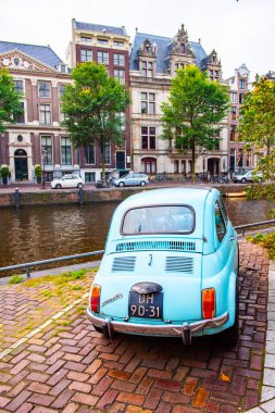 AMSTERDAM, NETHERLANDS - 25 Eylül 2017 Amsterdam Şehir Merkezi. Köprüsü olan Amsterdam Kanalları ve tipik Hollanda Evleri 'nin güzel manzarası. Amsterdam, Hollanda. 
