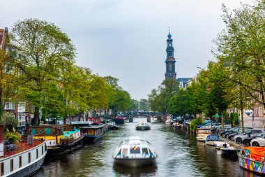 AMSTERDAM, NETHERLANDS - 25 Eylül 2017 Amsterdam Şehir Merkezi. Köprüsü olan Amsterdam Kanalları ve tipik Hollanda Evleri 'nin güzel manzarası. Amsterdam, Hollanda. 