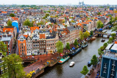 AMSTERDAM, NETHERLANDS - 30 Eylül 2017 Amsterdam hava görüntüsü. Tipik Hollanda evleriyle Amsterdam 'ın güzel manzarası. Amsterdam, Hollanda
