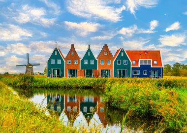 Volendam, Hollanda 'nın Kuzey Hollanda eyaletinde yer alan bir şehirdir. Volendam 'daki deniz parkının renkli evleri. Kuzey Hollanda, Hollanda.