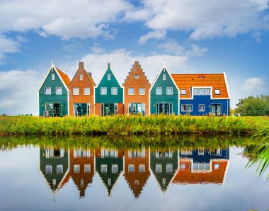 Volendam, Hollanda 'nın Kuzey Hollanda eyaletinde yer alan bir şehirdir. Volendam 'daki deniz parkının renkli evleri. Kuzey Hollanda, Hollanda.