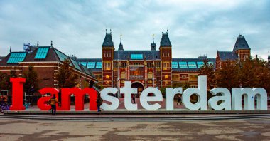 AMSTERDAM, NETHERLANDS - 25 Eylül 2017: Amsterdam Amsterdam Müzesi 'nde Amsterdam, Hollanda' da IAMSTERDAM sözleriyle.