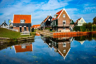 MARKEN, NETHERLANDS - 1 Ekim 2017: Marken, Kuzey Hollanda, Hollanda. Marken Adası Waterland, Hollanda 'daki güzel tipik balıkçı köyü evleri.