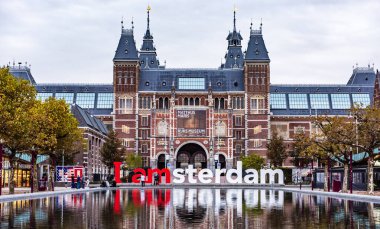 AMSTERDAM, NETHERLANDS - 25 Eylül 2017: Amsterdam Amsterdam Müzesi 'nde Amsterdam, Hollanda' da IAMSTERDAM sözleriyle.
