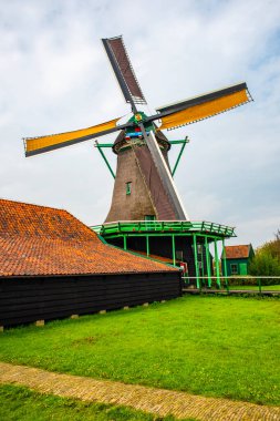 Zaanse Schans, Hollanda - 25 Eylül 2017: Zaanse Schans 'da yel değirmenleri. Zaanse Schans, Hollanda 'nın Amsterdam kentinde yer alan küçük bir köydür..