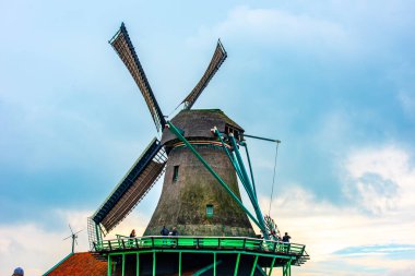 Zaanse Schans, Hollanda - 25 Eylül 2017: Zaanse Schans 'da yel değirmenleri. Zaanse Schans, Hollanda 'nın Amsterdam kentinde yer alan küçük bir köydür..