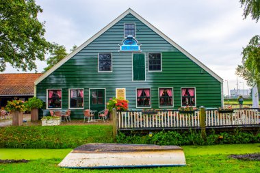ZAANSE SCHANS, NETHERLANDS - 25 Eylül 2017 ZAANSE SANS VILLAGE. Zaanse Schans, Hollanda 'nın Amsterdam kentinde yer alan küçük bir köydür..