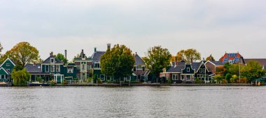 ZAANSE SCHANS, NETHERLANDS - 25 Eylül 2017 ZAANSE SANS VILLAGE. Zaanse Schans, Hollanda 'nın Amsterdam kentinde yer alan küçük bir köydür.