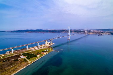 Türkiye 'nin Kocaeli kentindeki Osmangazi Köprüsü. İnsansız hava aracı ile hava görüntüsü.
