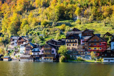 Hallstatt, Avusturya - 20 Ekim 2019 Hallstatt, Avusturya. Hallstatt 'ün güzel sonbahar manzarası. Hallstatt Avusturya 'da küçük bir kasabadır..